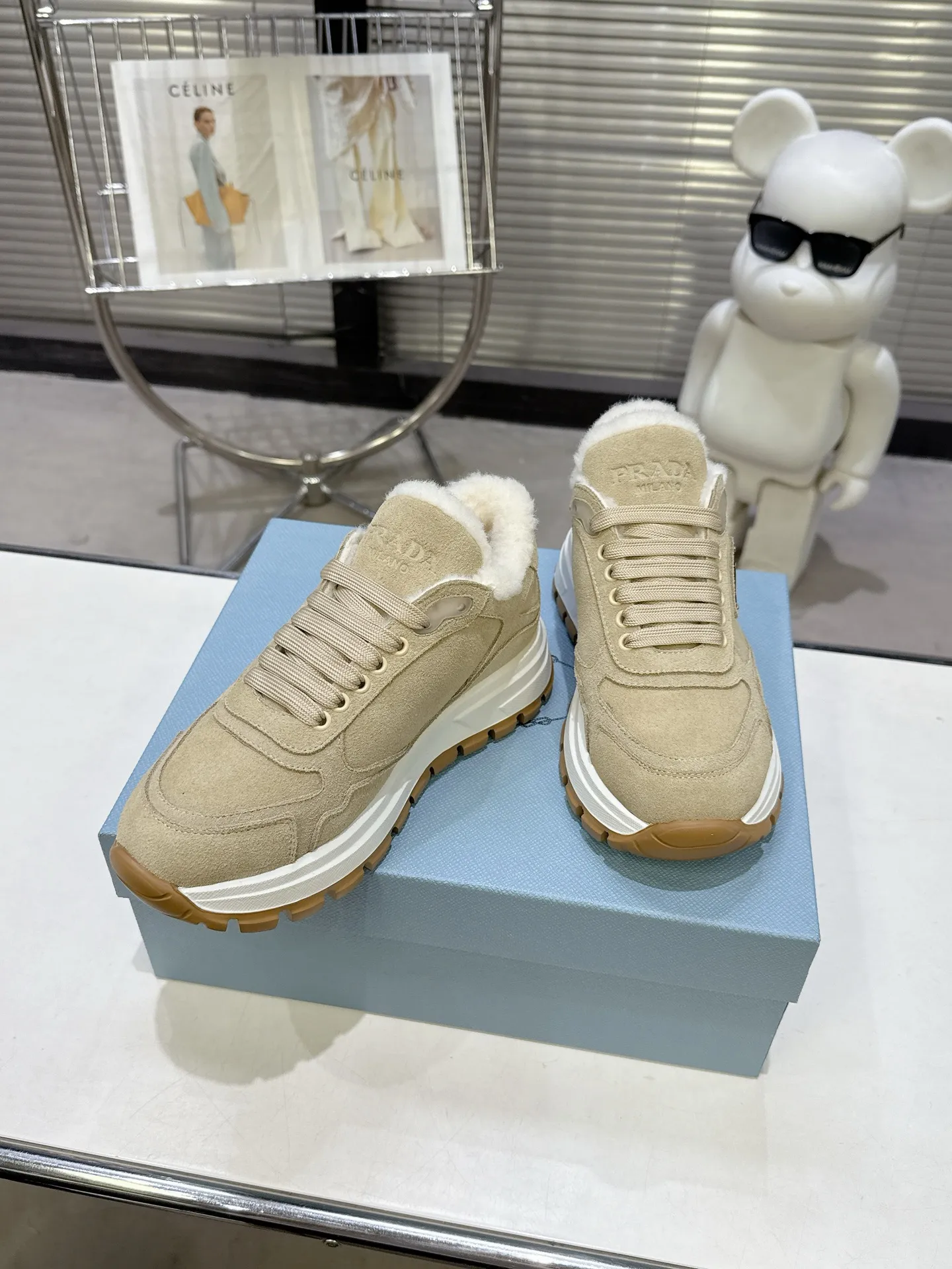 【PRADA】P: 660💰Couple style▪️Size: Women’s 35-40⚛Size: Men’s 39-44(45 customized) 2025 𝐬𝐬Prada’s new product, coming with strength! ❣️Many Internet celebrities have the same style, fashionable and versatile nice items, original shoes are developed and purchased from Italian counters, and are reproduced 1:1 according to the original taste. This year’s theme is not to be defined, embodying texture through simplicity💛From thick-soled sneakers to zigzag short boots to 2025 flat shoes, everything reveals a sure-fire momentum... It combines gentleness and handsomeness, the finishing touch for women❤️ Wear-resistant and ultra-light two-color outsole.